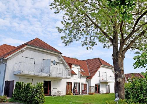 Gustow Casa | Kleine Ferienwohnung mit Terrasse und Gartenblick