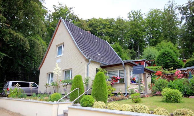 Sellin Apartamento | kleines Haus am Wald by Rujana
