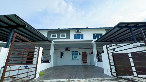 Sepang Casa | KLIA Sepang Charming 4-Bedroom Blissful Double-Storey Home