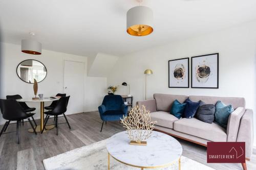 Knaphill Apartamento | Knaphill - 2 Bedroom House - Garden & Parking