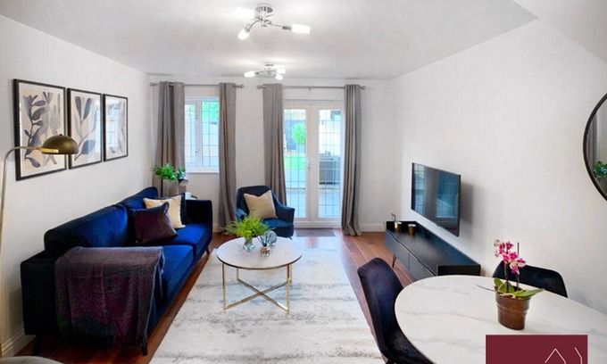 Knaphill Casa | Knaphill - 2 Bedroom Terrace House - With Garden