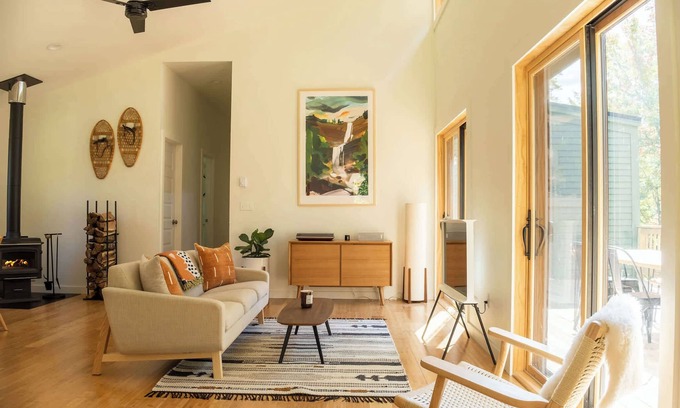 Livingston Manor Casa | Knickerbocker Knoll: Tranquil + Modern w/ Hot Tub
