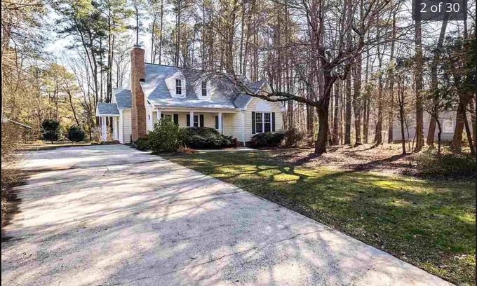 Apex Casa | Knight Play Golf home with Jetted tub on 1.2 acre lot in Apex