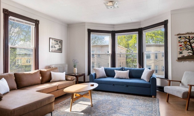 Parkside Apartamento | Knock on Wood | Airy Charm in Heart of Downtown