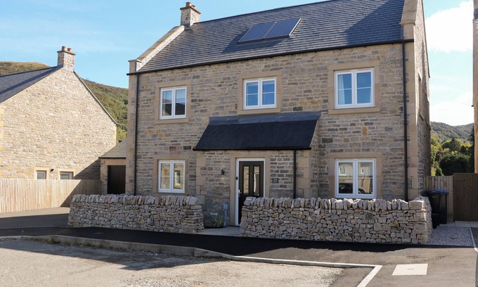 Hope Valley Cabaña | KNOLL VIEW, family friendly, with a garden in Bradwell