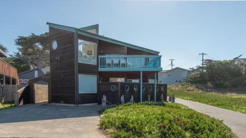 Dillon Beach Casa | Knot-a-Care! Hot Tub! Walk to Beach! BBQ! Fast WiFi!
