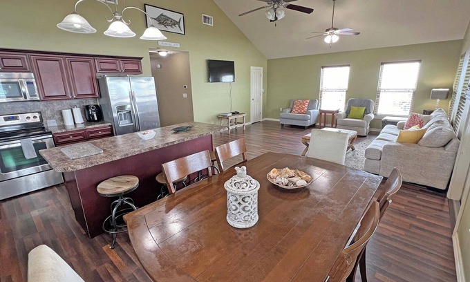Golden Meadow Casa | Knot Workin - Boat Access - Island Realty