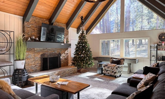 Wrightwood Apartamento | Knotty by Nature | Luxury Cabin Stay