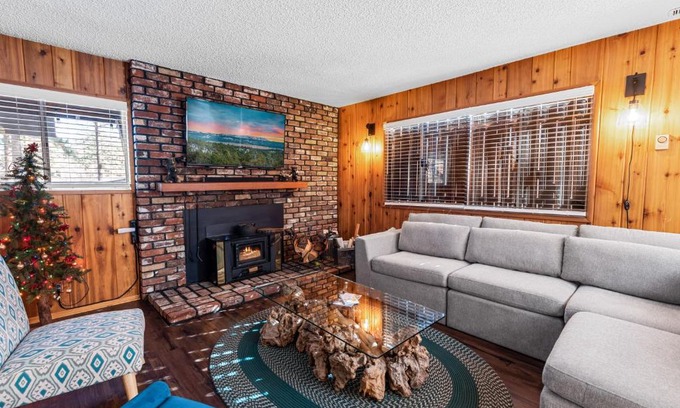 Big Bear City Casa | Knotty Hideaway - THE PERFECT BIG BEAR EXPERIENCE!