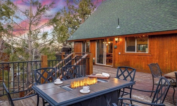 Castle Glen Estates Apartamento | Knotty Pine Cabin, 5 min to Lake and Ski, in serene Big Bear Lake with WiFi.
