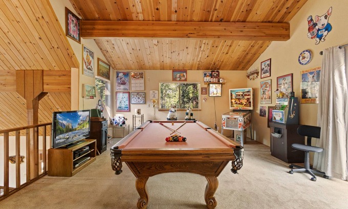 Arnold Chalet De Esquí | Knotty Pine Chalet - A-Frame, Pets ok, Game Room w/ PoolTable, Fooball, Arcade