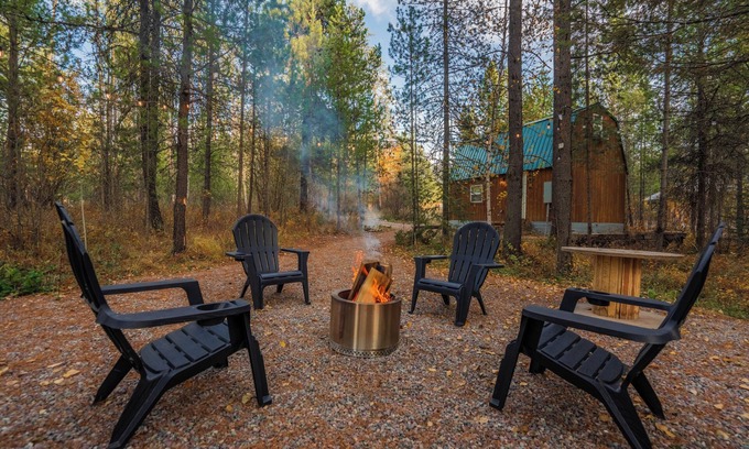 Coram Cabina | Knotty Pine, Fire Pit, AC, 7 Minutes to Glacier