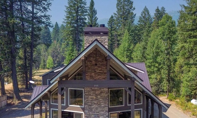 Tamarack Resort Casa | Knotty Pines in Donnelly | Luxe Cabin Bordering Tamarack | Room for Toys | Hot Tub