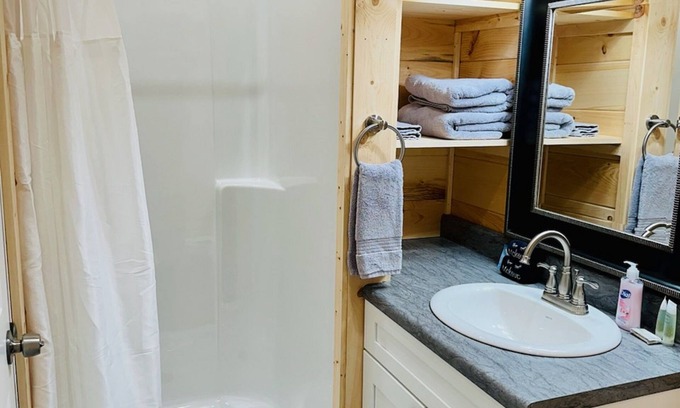 Mountain View Cabina | Knotty Squirrel Unit 7 Multibedroom Suite