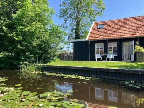 Jorwert Apartamento | Knus Afke appartement aan het water in Jorwert