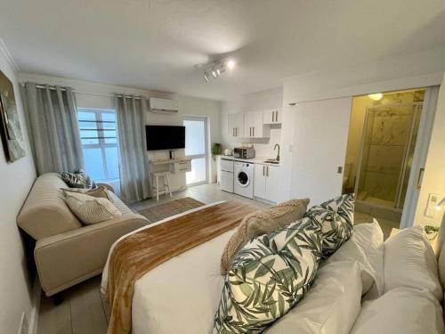 Old Place Apartamento | Knysna Studio Luxury Escape at HeadsView!