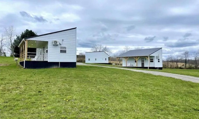 Carbon Hill Casa | Koby-NEW tiny home with shared fishing pond