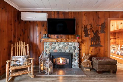 Maple Valley Casa | Koi Story Cabin on the Lake - Waterfront, near Bike Trail