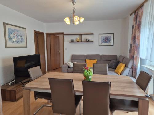 Madfeld Apartamento | Komfortable 90 qm Ferienwohnung mit 3 Schlafzimmern Küche Balkon Wohnzimmer mit großem LED TV InternetWiFi Flatrate und Parkplatz inklusive in Brilon Madfeld