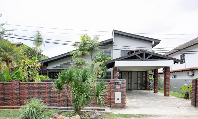 Teluk Cempedak Casa | Kontor Mansion - 3 mins to Teluk Chempedak Beach & Private Pool