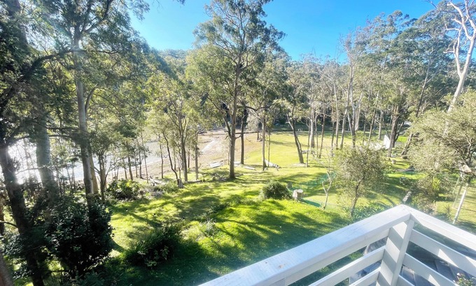 Smiths Lake Casa | Kookabana, is a peaceful Lakefront getaway,kayaks,wi-fi on SmithsLake