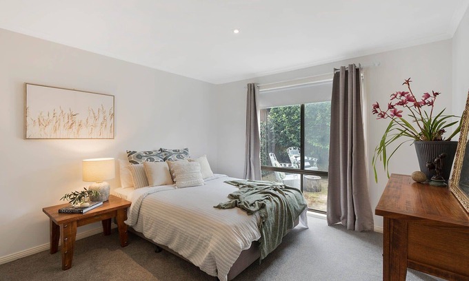 Tura Beach Cabina | Kookaburra Beach House - Pet friendly 3 bedroom