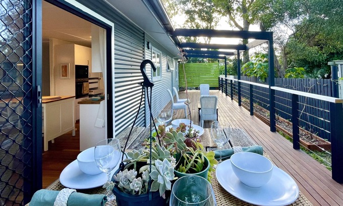 Brisbane Waterfront Cabaña | Kookaburra Cottage on sub-tropical island near Dalpura Beach
