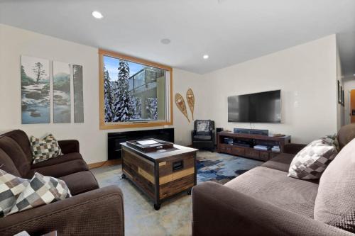 Sun Peaks Cabina | Kookaburra Lodge #302 By Bear Country