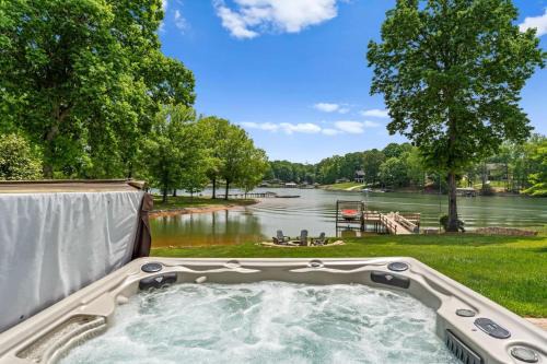 Lake Norman of Catawba Casa | Kool Breeze by AvantStay Boat Ramp Hot Tub