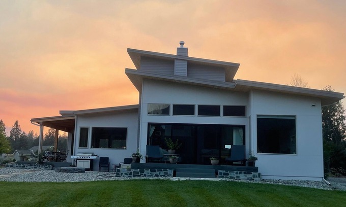 Libby Casa | Kootenai River Frontage with Panoramic Cabinet View