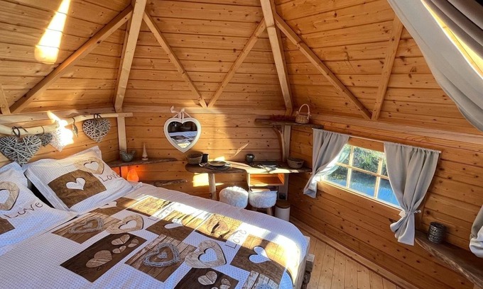 Mesnil Sous Les Cotes Cabina | Kota room with wood-heated Finnish spring-water bath