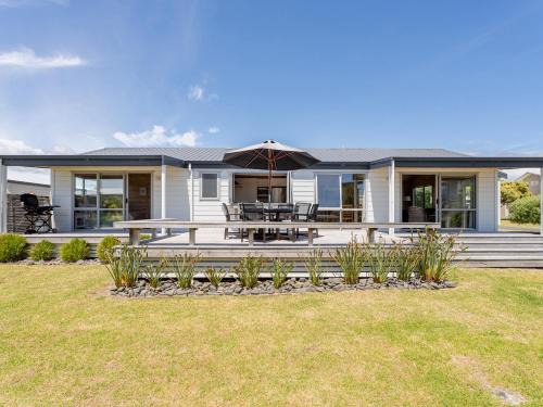 Matarangi Casa | Kowhai Retreat - Matarangi Holiday Home