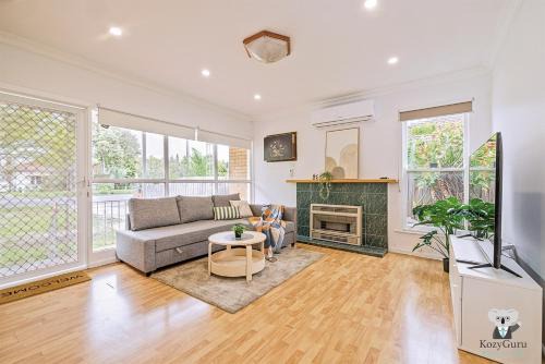 Maidstone Casa | KozyGuru | 3BR Close to Vic Uni & Footscray Hosp
