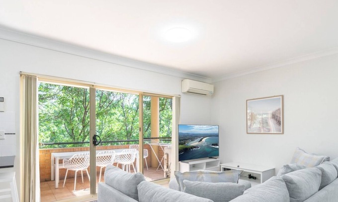 Homebush West Apartamento | KozyGuru | Homebush West | 3-Beds Apt with Parking