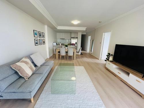 Homebush West Apartamento | KozyGuru | Homebush West | 3Bed 2Bath Apt +Parking