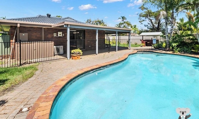 Mermaid Waters Casa | KozyGuru | Mermaid Waters | Charming 3 Bed Home