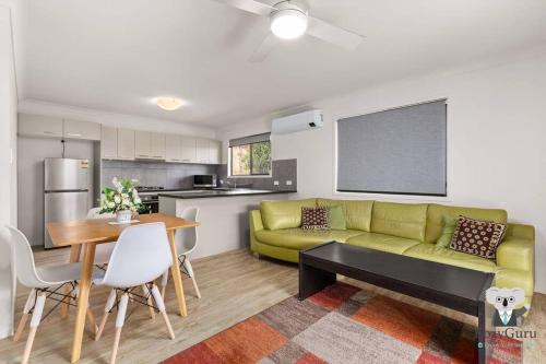 Mount Gravatt East Casa | KozyGuru/Mt Gravatt East/3 Bed House QMG030