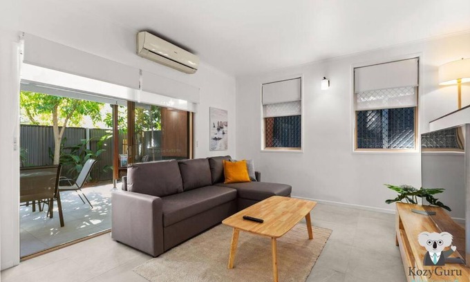 Spring Hill Casa | KozyGuru | Spring Hill | Cosy 1 Bed1Bath