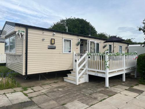 Grimsby Otro | KPC-HELLYEAH caravan
