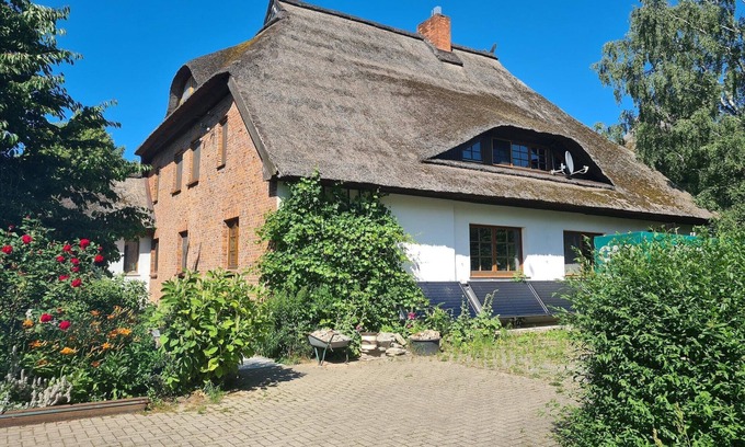 Hof Redentin Apartamento | Schöne Wohnung in einem reetgedeckten Bauernhaus