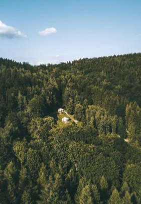 Kamienna Gora Otro | Kryjówka - Jurty ukryte wśród zieleni