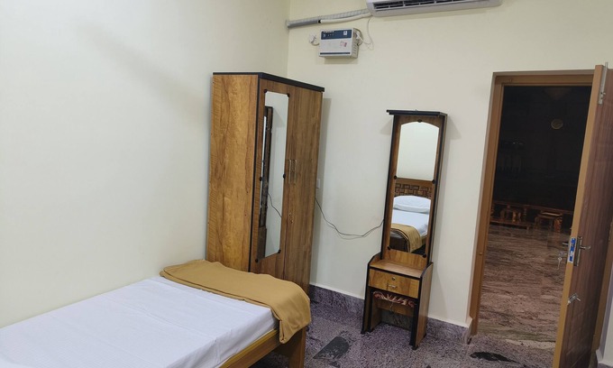 Tiruvannamalai Cabina | Ks rooms near by temple and giripradashan road car parking available