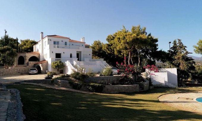 Agii Anargiri Apartamento | Ktima Nafsika - Ground-floor luxury apartment in idyllic estate!