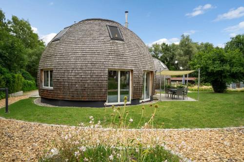 Muritz Casa | Kugelhaus Eos - Sonnengeküsstes Ferienhaus in organischer Bauweise am Seeufer