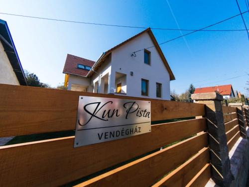 Vertesboglar Casa | Kun Pista Vendégház III