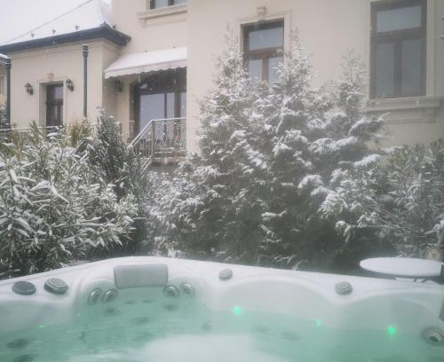 15th District Apartamento | Kúria apartman with private jacuzzi and pool