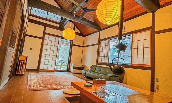 Handeki Onsen Casa | Kusatsu Onsen hot spring bath with free-flowing hot-spring water! 5 minutes by car to Yubatake! Stay in the spacious living room! Indoor barbecue available! All the movies you can watch on TV! High-speed Wi-Fi available! Large number of people possible