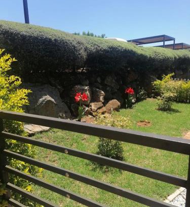 Greater Johannesburg Metropolitan Area Apartamento | KwaSihle on Boundary is a charming 2 bedroomed unit that accommodates 4 people, situated in a peaceful and secure estate.