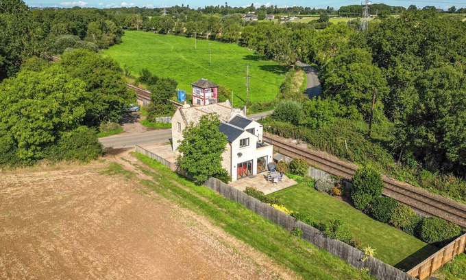 Stamford Cabaña | KYLEMORE RAILWAY COTTAGE, pet friendly, with open fire in Stamford