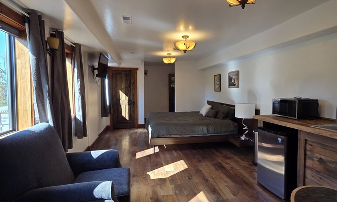 Cedaredge Apartamento | Kyles Grill and Bar